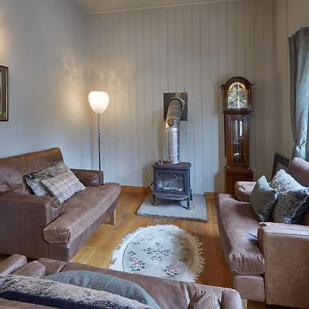 4 Bed In Oc-t29735 Holiday home Burnsall