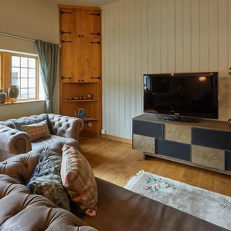 4 Bed In Oc-t29735 Holiday home Burnsall