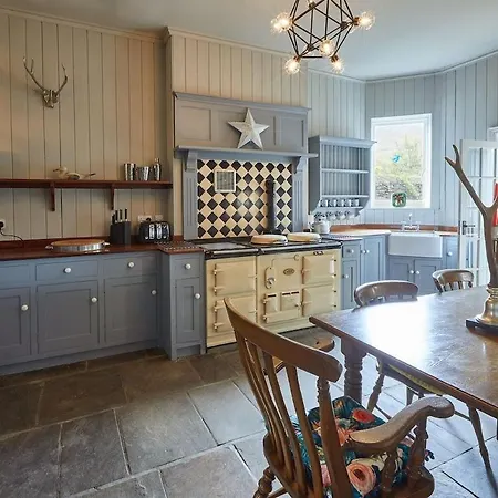 4 Bed In Oc-t29735 Holiday home Burnsall