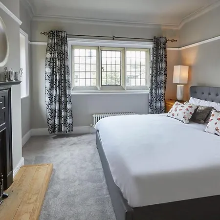 4 Bed In Oc-t29735 Holiday home